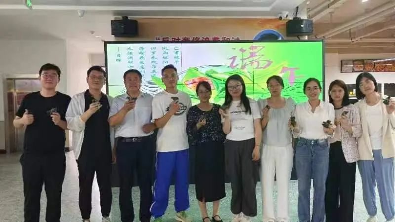 1718068306278114.jpg 包粽子01.jpg