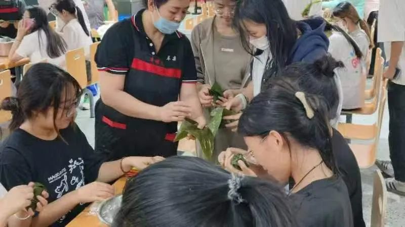 1718068317133794.jpg 包粽子02.jpg